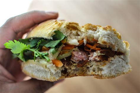  Bánh Mì Thịt Xá Chế - Một Bánh Mì Ngon Lành Tình, Lụa Bóng Nắm Tay?