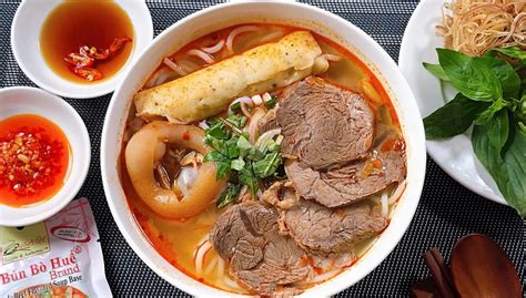  Bún Bò Huế:  Sự kết hợp kỳ diệu giữa nước dùng cay nồng và bánh bún dai ngon!